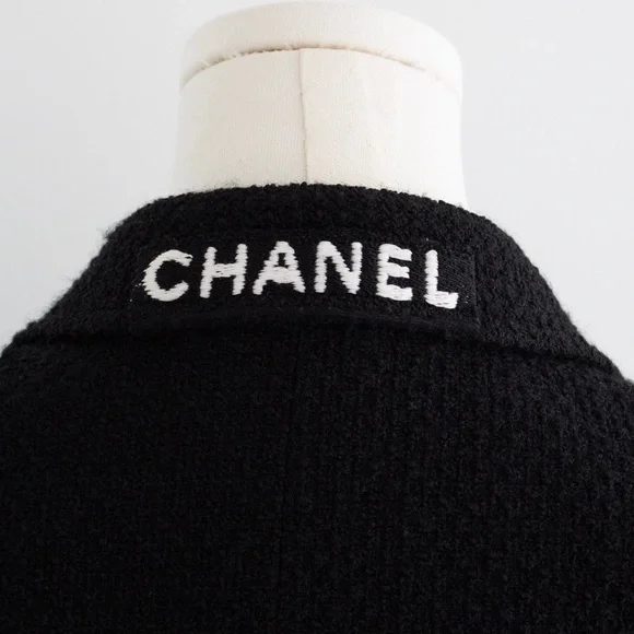 Chanel Vintage F/W 1995 Black White Logo Tweed 95A Jacket - Picture 5 of 16